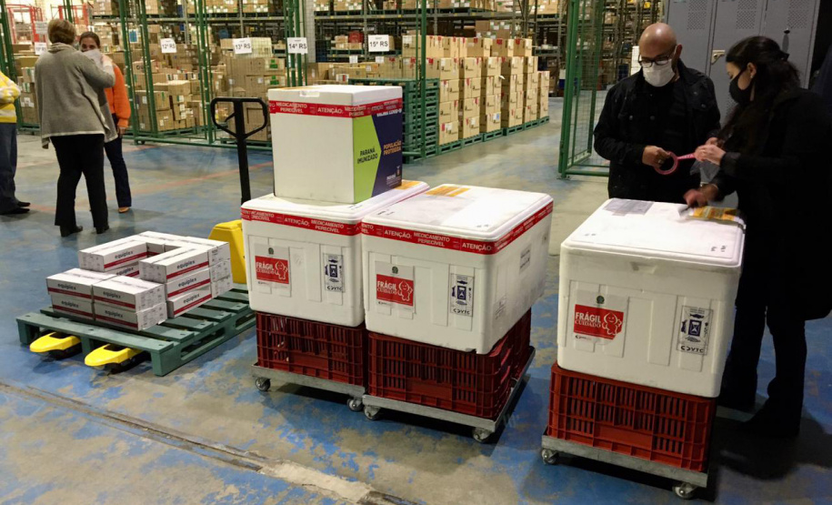 A Secretaria de Estado da Saúde (Sesa) enviou 47.205 vacinas contra a Covid-19 para Curitiba no início da noite desta quinta-feira (24), para dar continuidade a vacinação na capital. Os imunizantes, que fazem parte da 27ª pauta de distribuição do Ministério da Saúde, foram entregues ao Estado no meio desta tarde e em menos de cinco horas foram disponibilizadas ao município.  -  Curitiba, 24/06/2021  -  Foto: Américo Antonio/SESA