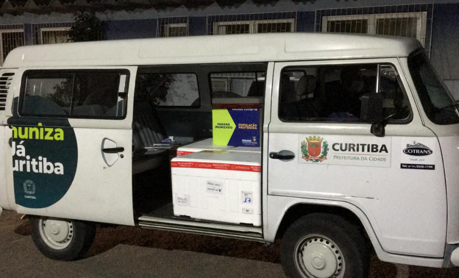 A Secretaria de Estado da Saúde (Sesa) enviou 47.205 vacinas contra a Covid-19 para Curitiba no início da noite desta quinta-feira (24), para dar continuidade a vacinação na capital. Os imunizantes, que fazem parte da 27ª pauta de distribuição do Ministério da Saúde, foram entregues ao Estado no meio desta tarde e em menos de cinco horas foram disponibilizadas ao município.  -  Curitiba, 24/06/2021  -  Foto: Américo Antonio/SESA