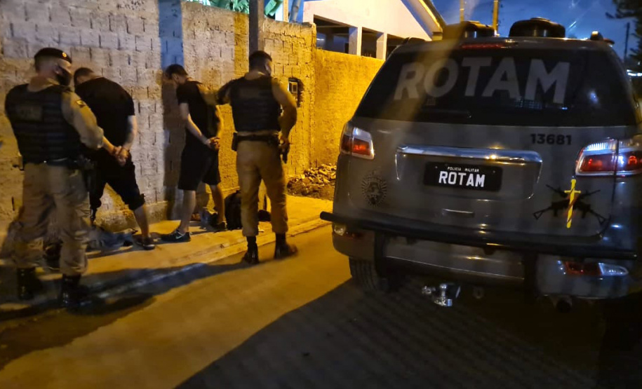 As equipes policiais militares da Capital e da Região Metropolitana reforçaram o policiamento ostensivo nesta quinta-feira (24/06) com a Operação Tático Móvel IV. O resultado foi de 480 pessoas abordadas, sendo do que 10 foram encaminhadas. Uma arma de fogo e porções de maconha, crack e cocaína foram apreendidas. - Curitiba, 24/06/2021 - Foto: SESP-PR