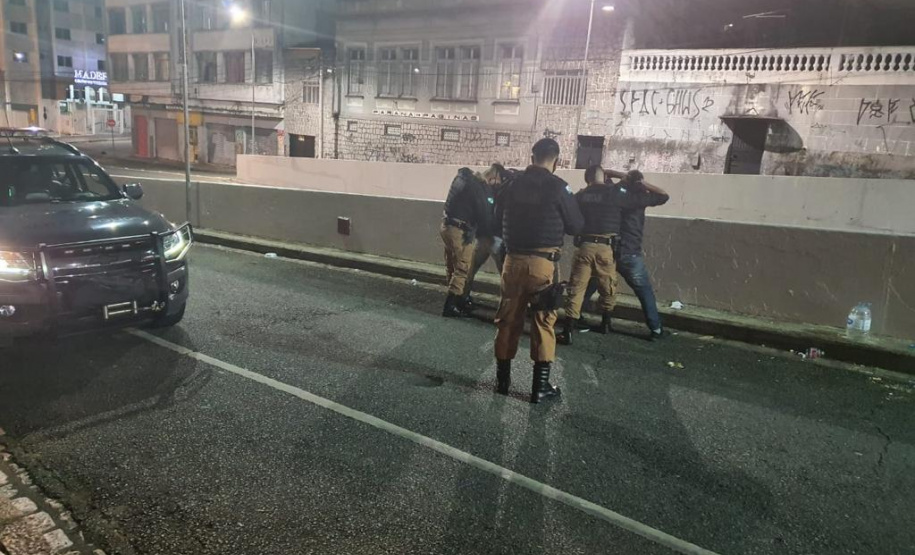 As equipes policiais militares da Capital e da Região Metropolitana reforçaram o policiamento ostensivo nesta quinta-feira (24/06) com a Operação Tático Móvel IV. O resultado foi de 480 pessoas abordadas, sendo do que 10 foram encaminhadas. Uma arma de fogo e porções de maconha, crack e cocaína foram apreendidas. - Curitiba, 24/06/2021 - Foto: SESP-PR