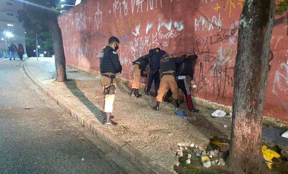 As equipes policiais militares da Capital e da Região Metropolitana reforçaram o policiamento ostensivo nesta quinta-feira (24/06) com a Operação Tático Móvel IV. O resultado foi de 480 pessoas abordadas, sendo do que 10 foram encaminhadas. Uma arma de fogo e porções de maconha, crack e cocaína foram apreendidas. - Curitiba, 24/06/2021 - Foto: SESP-PR
