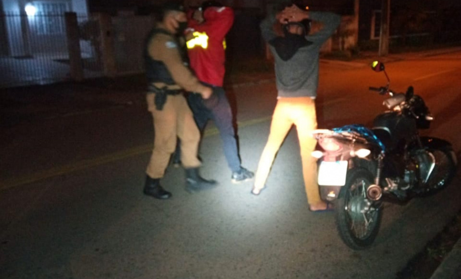 As equipes policiais militares da Capital e da Região Metropolitana reforçaram o policiamento ostensivo nesta quinta-feira (24/06) com a Operação Tático Móvel IV. O resultado foi de 480 pessoas abordadas, sendo do que 10 foram encaminhadas. Uma arma de fogo e porções de maconha, crack e cocaína foram apreendidas. - Curitiba, 24/06/2021 - Foto: SESP-PR