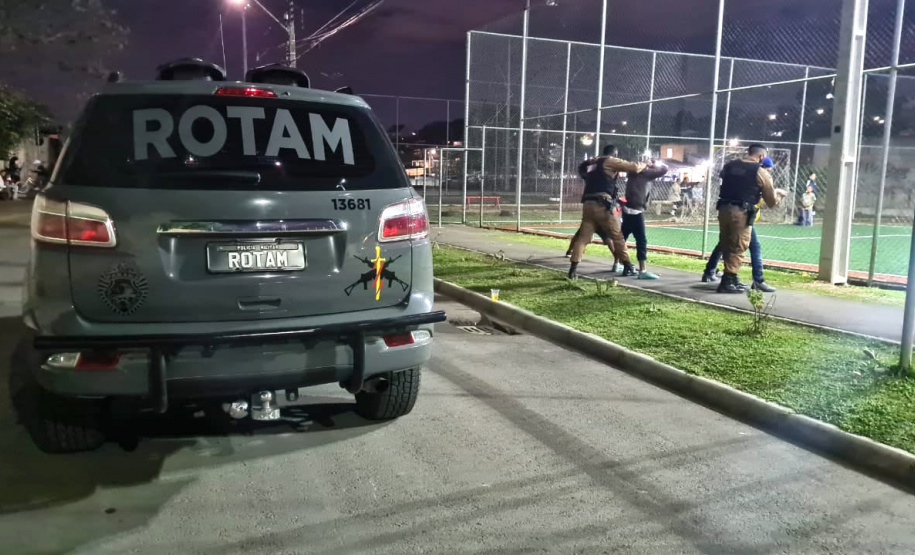 As equipes policiais militares da Capital e da Região Metropolitana reforçaram o policiamento ostensivo nesta quinta-feira (24/06) com a Operação Tático Móvel IV. O resultado foi de 480 pessoas abordadas, sendo do que 10 foram encaminhadas. Uma arma de fogo e porções de maconha, crack e cocaína foram apreendidas. - Curitiba, 24/06/2021 - Foto: SESP-PR