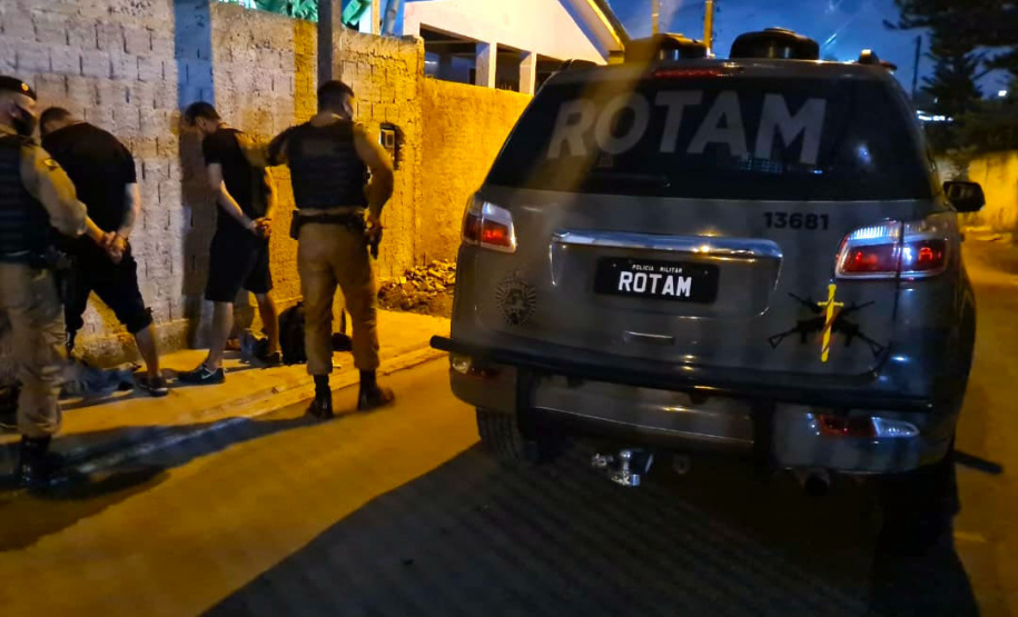 As equipes policiais militares da Capital e da Região Metropolitana reforçaram o policiamento ostensivo nesta quinta-feira (24/06) com a Operação Tático Móvel IV. O resultado foi de 480 pessoas abordadas, sendo do que 10 foram encaminhadas. Uma arma de fogo e porções de maconha, crack e cocaína foram apreendidas. - Curitiba, 24/06/2021 - Foto: SESP-PR