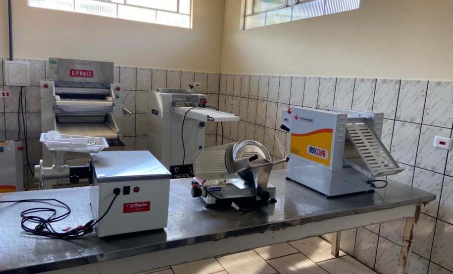 O Governo do Estado e a Prefeitura de Borrazópolis, na região do Vale do Ivaí, entregaram à população nesta semana as instalações reformadas da cozinha e da padaria comunitárias. Ambas tiveram os equipamentos renovados, acrescidos de outros itens que possibilitarão maior diversidade de alimentos e ampliação da listagem de cursos oferecidos no local. - Foto: Divulgação SEAB