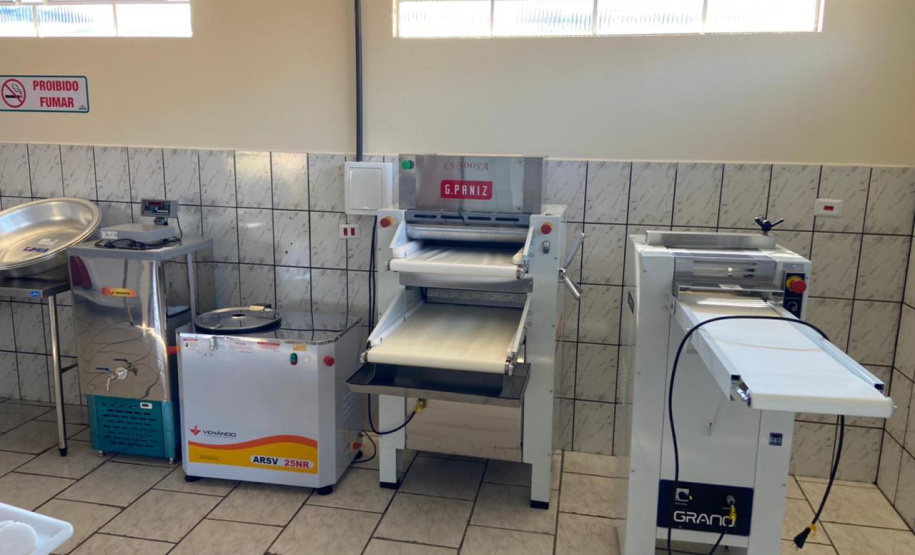 O Governo do Estado e a Prefeitura de Borrazópolis, na região do Vale do Ivaí, entregaram à população nesta semana as instalações reformadas da cozinha e da padaria comunitárias. Ambas tiveram os equipamentos renovados, acrescidos de outros itens que possibilitarão maior diversidade de alimentos e ampliação da listagem de cursos oferecidos no local. - Foto: Divulgação SEAB