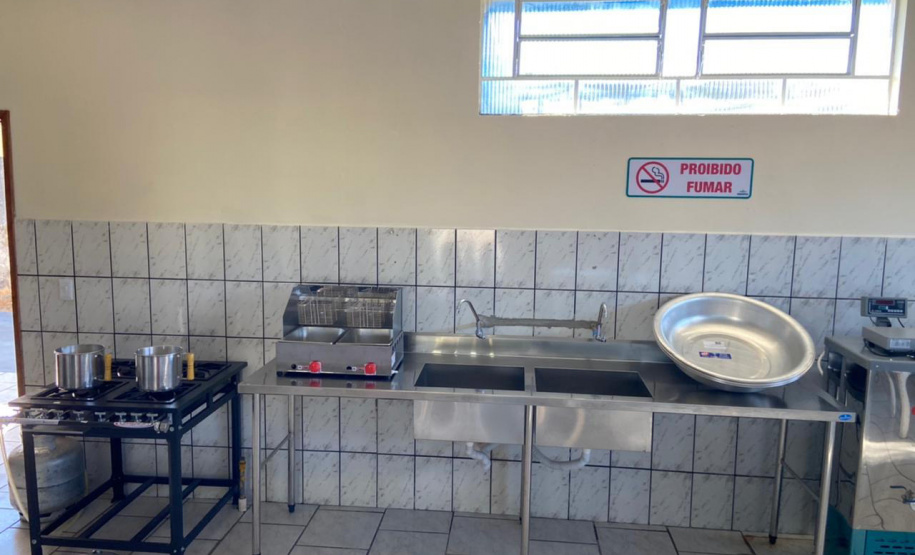 O Governo do Estado e a Prefeitura de Borrazópolis, na região do Vale do Ivaí, entregaram à população nesta semana as instalações reformadas da cozinha e da padaria comunitárias. Ambas tiveram os equipamentos renovados, acrescidos de outros itens que possibilitarão maior diversidade de alimentos e ampliação da listagem de cursos oferecidos no local. - Foto: Divulgação SEAB