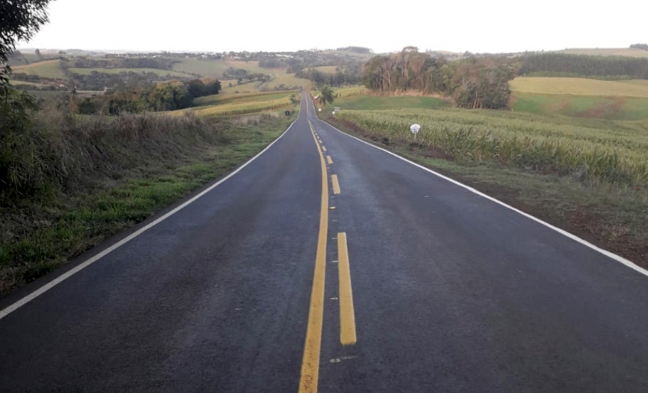 O Departamento de Estradas de Rodagem do Paraná (DER/PR) investiu R$ 970.063,27 na execução de melhorias na PR-474, entre Anahy e a BR-369, na região Oeste do Estado. O trecho de 8,39 quilômetros recebeu serviços de remendos, reperfilagem, microrrevestimento, desconfinamento lateral de bordo e sinalização horizontal. - Foto: DER