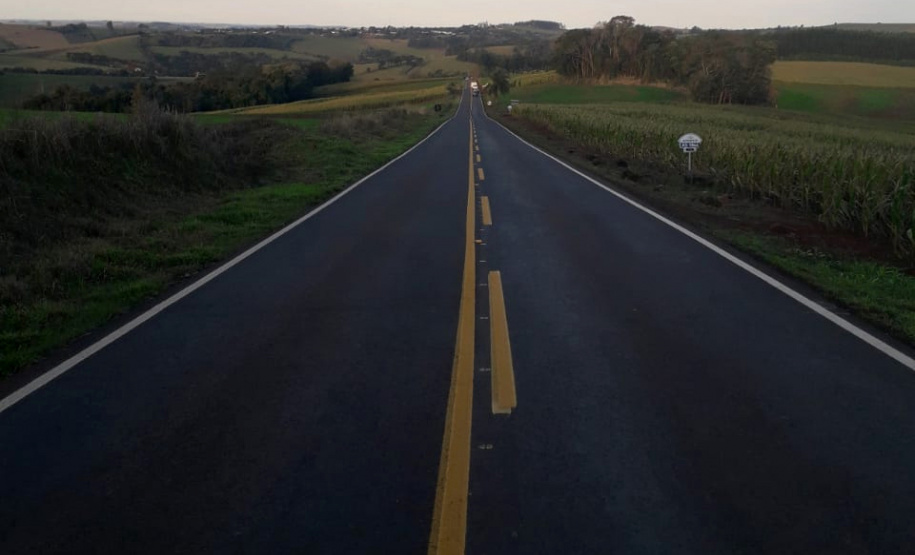 O Departamento de Estradas de Rodagem do Paraná (DER/PR) investiu R$ 970.063,27 na execução de melhorias na PR-474, entre Anahy e a BR-369, na região Oeste do Estado. O trecho de 8,39 quilômetros recebeu serviços de remendos, reperfilagem, microrrevestimento, desconfinamento lateral de bordo e sinalização horizontal. - Foto: DER