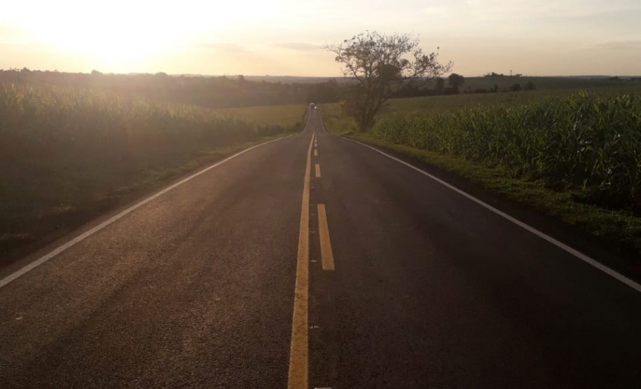 O Departamento de Estradas de Rodagem do Paraná (DER/PR) investiu R$ 970.063,27 na execução de melhorias na PR-474, entre Anahy e a BR-369, na região Oeste do Estado. O trecho de 8,39 quilômetros recebeu serviços de remendos, reperfilagem, microrrevestimento, desconfinamento lateral de bordo e sinalização horizontal. - Foto: DER