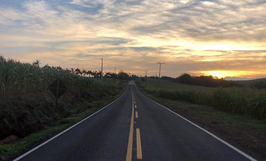 O Departamento de Estradas de Rodagem do Paraná (DER/PR) investiu R$ 970.063,27 na execução de melhorias na PR-474, entre Anahy e a BR-369, na região Oeste do Estado. O trecho de 8,39 quilômetros recebeu serviços de remendos, reperfilagem, microrrevestimento, desconfinamento lateral de bordo e sinalização horizontal. - Foto: DER