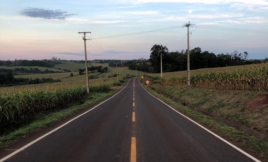 O Departamento de Estradas de Rodagem do Paraná (DER/PR) investiu R$ 970.063,27 na execução de melhorias na PR-474, entre Anahy e a BR-369, na região Oeste do Estado. O trecho de 8,39 quilômetros recebeu serviços de remendos, reperfilagem, microrrevestimento, desconfinamento lateral de bordo e sinalização horizontal. - Foto: DER