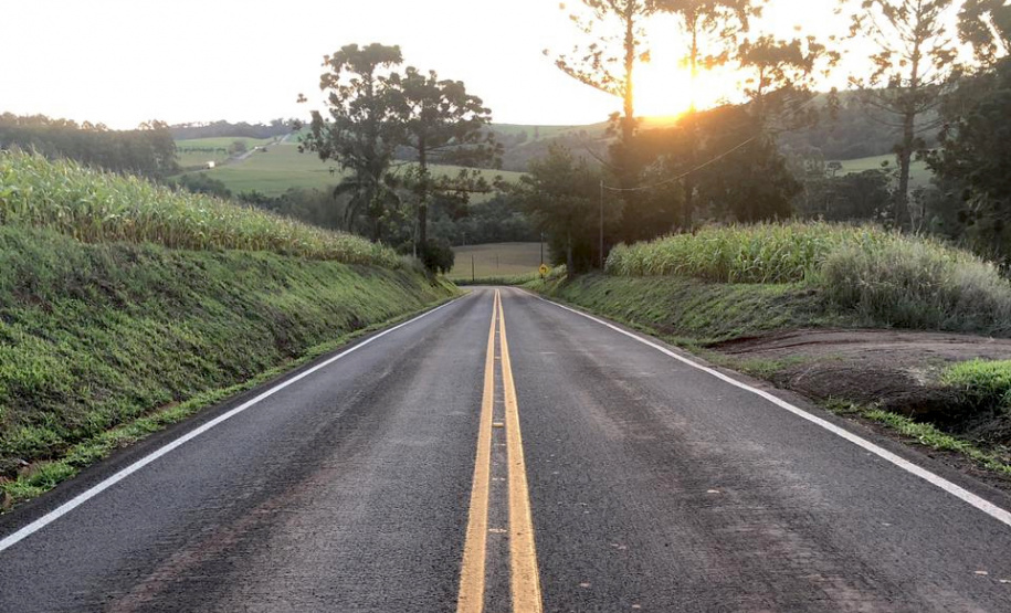 O Departamento de Estradas de Rodagem do Paraná (DER/PR) investiu R$ 970.063,27 na execução de melhorias na PR-474, entre Anahy e a BR-369, na região Oeste do Estado. O trecho de 8,39 quilômetros recebeu serviços de remendos, reperfilagem, microrrevestimento, desconfinamento lateral de bordo e sinalização horizontal. - Foto: DER