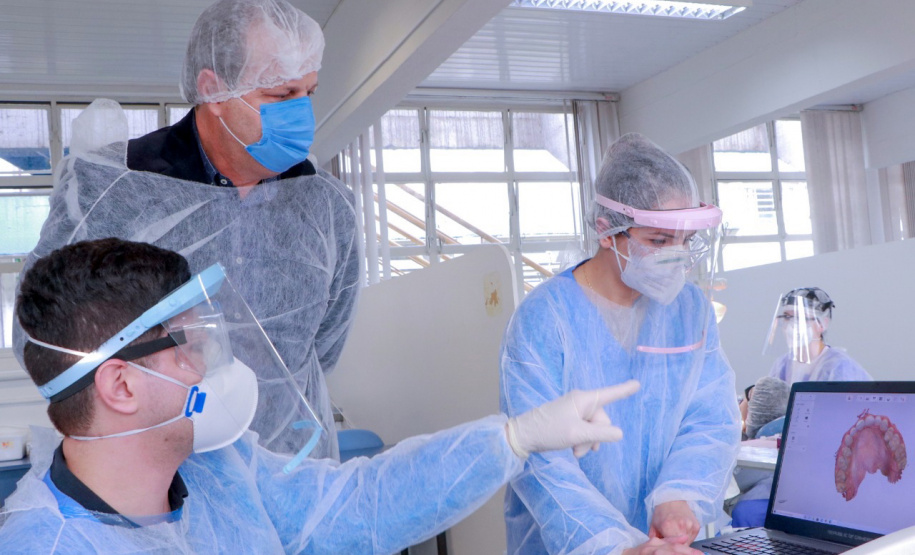 Na tarde desta quinta-feira (24), o superintendente de Ciência, Tecnologia e Ensino Superior, Aldo Nelson Bona, esteve no Bloco M, da Universidade Estadual de Ponta Grossa (UEPG), para anunciar a destinação de R$ 350 mil para o curso de Odontologia e inaugurar o Centro de Odontologia Digital (COD) da Universidade