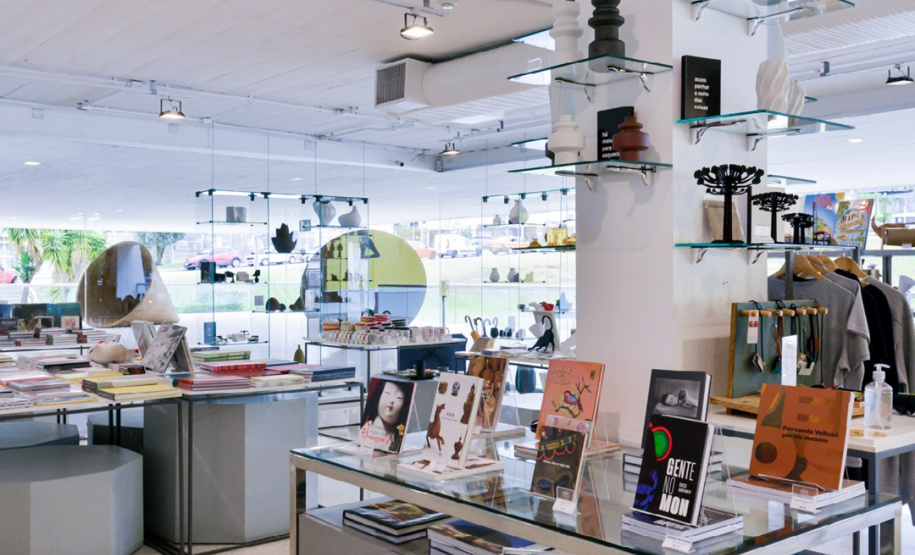 As exposições realizadas pelo Museu Oscar Niemeyer (MON) podem ser vistas também em catálogos. Os três mais recentes, que já estão disponíveis na MON Loja, são os das mostras: “Gente no MON”, do fotógrafo Dico Kremer; “Fernando Velloso por ele mesmo” e “O Mundo Mágico dos Ningyos”.
Foto: MON