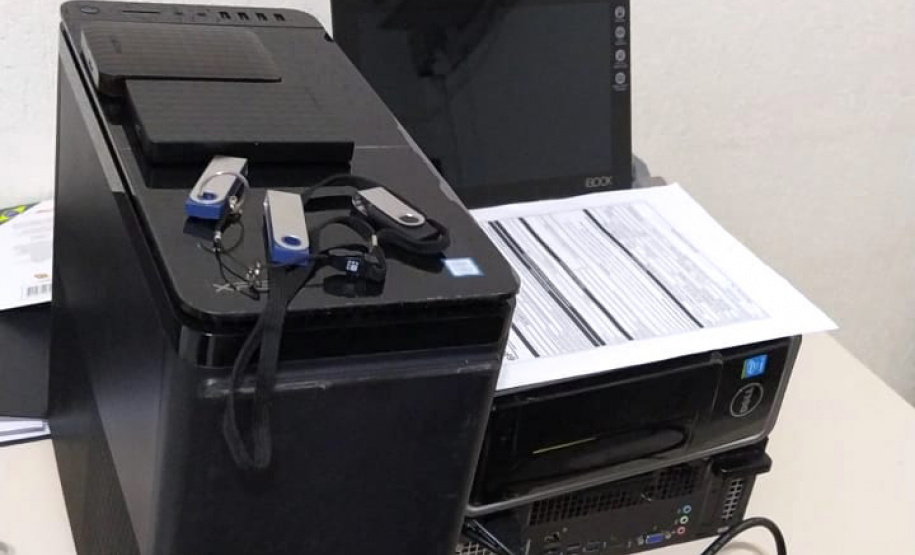 Nesta quinta-feira (24/06), policiais civis de Piraí do Sul, com apoio do Setor Operacional de Ponta Grossa, deram cumprimento a três Mandados de Busca e Apreensão envolvendo suspeitos de integrar uma organização criminosa de crimes relacionados a estelionato. Até o momento, quatro pessoas foram conduzidas às autoridades competentes, uma delas também investigada por lavagem de dinheiro. - Curitiba, 25/06/2021 - Foto: Polícia Civil