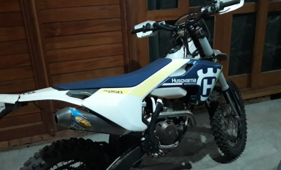 Nesta quinta-feira (24/06), policiais civis de Piraí do Sul, com apoio do Setor Operacional de Ponta Grossa, deram cumprimento a três Mandados de Busca e Apreensão envolvendo suspeitos de integrar uma organização criminosa de crimes relacionados a estelionato. Até o momento, quatro pessoas foram conduzidas às autoridades competentes, uma delas também investigada por lavagem de dinheiro. - Curitiba, 25/06/2021 - Foto: Polícia Civil