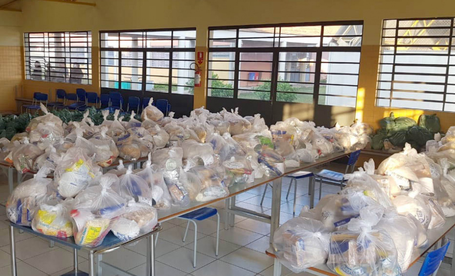 Os colégios estaduais realizam nesta sexta-feira (25) a sétima entrega de alimentos às famílias mais vulneráveis da comunidade escolar. Mais uma vez a distribuição é de produtos da agricultura familiar.  Foto SEED