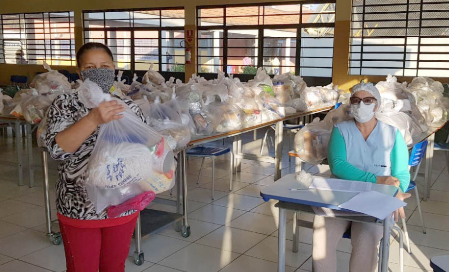 Os colégios estaduais realizam nesta sexta-feira (25) a sétima entrega de alimentos às famílias mais vulneráveis da comunidade escolar. Mais uma vez a distribuição é de produtos da agricultura familiar.  Foto SEED