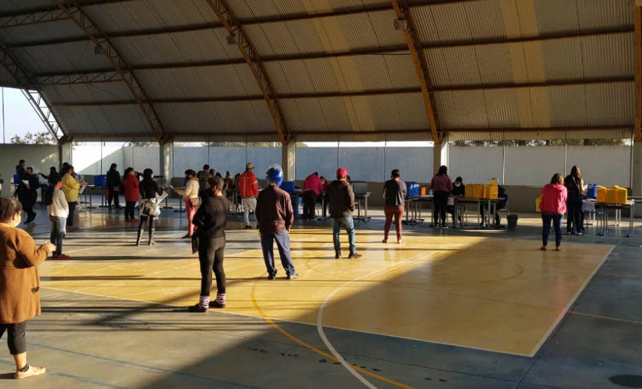 Os colégios estaduais realizam nesta sexta-feira (25) a sétima entrega de alimentos às famílias mais vulneráveis da comunidade escolar. Mais uma vez a distribuição é de produtos da agricultura familiar.  Foto SEED