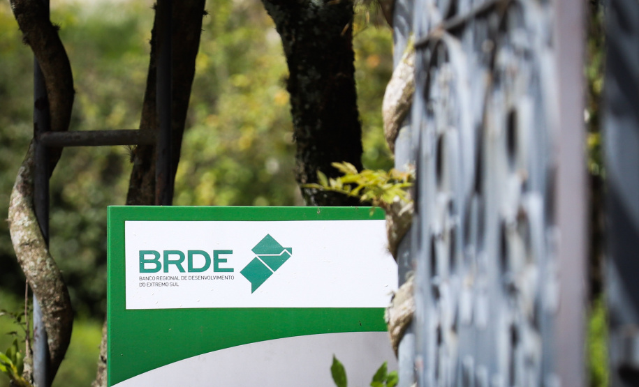 BRDE O Governo do Estado, por meio da Superintendência Geral de Parcerias (SGPAR), subordinada à Secretaria de Estado do Desenvolvimento Sustentável e do Turismo, quer incentivar os gestores municipais a fazerem parcerias com a iniciativa privada