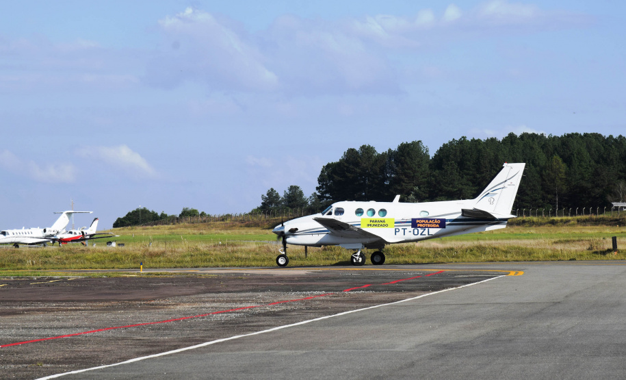 O Governo do Estado realizou mais uma força-tarefa para acelerar o envio de vacinas contra a Covid-19 e medicamentos do kit de intubação para todas as 22 Regionais de Saúde na tarde desta sexta-feira (25). Ao todo foram encaminhadas, por via aérea e terrestre, 307.180 vacinas e 116.083 medicamentos.  -  Curitiba, 25/06/2021  -  Foto: Américo Antonio/SESA