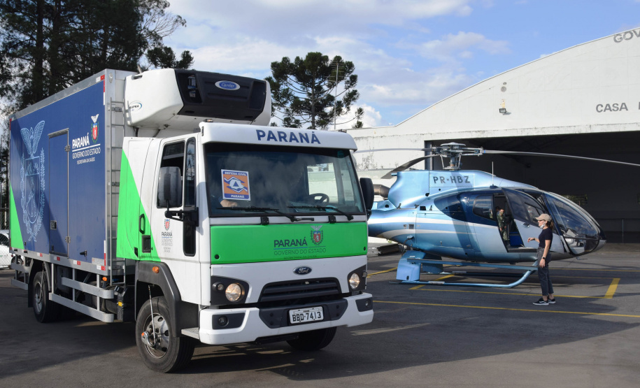 O Governo do Estado realizou mais uma força-tarefa para acelerar o envio de vacinas contra a Covid-19 e medicamentos do kit de intubação para todas as 22 Regionais de Saúde na tarde desta sexta-feira (25). Ao todo foram encaminhadas, por via aérea e terrestre, 307.180 vacinas e 116.083 medicamentos.  -  Curitiba, 25/06/2021  -  Foto: Américo Antonio/SESA