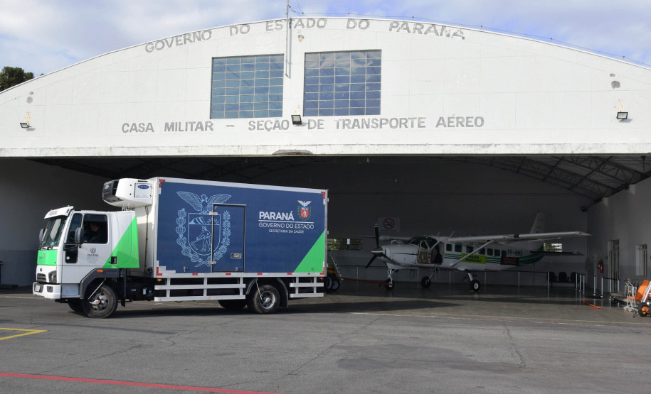 O Governo do Estado realizou mais uma força-tarefa para acelerar o envio de vacinas contra a Covid-19 e medicamentos do kit de intubação para todas as 22 Regionais de Saúde na tarde desta sexta-feira (25). Ao todo foram encaminhadas, por via aérea e terrestre, 307.180 vacinas e 116.083 medicamentos.  -  Curitiba, 25/06/2021  -  Foto: Américo Antonio/SESA