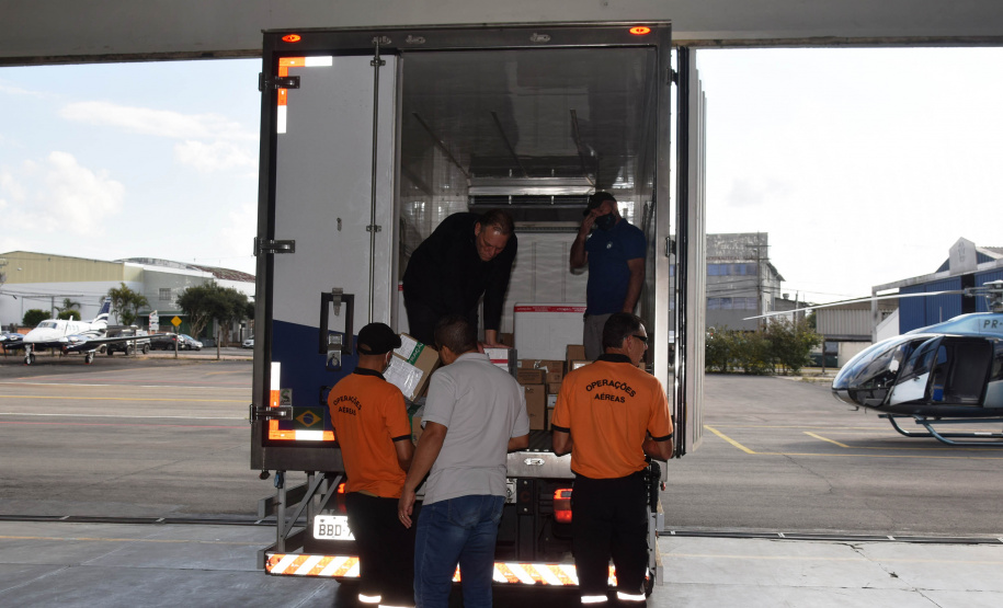 O Governo do Estado realizou mais uma força-tarefa para acelerar o envio de vacinas contra a Covid-19 e medicamentos do kit de intubação para todas as 22 Regionais de Saúde na tarde desta sexta-feira (25). Ao todo foram encaminhadas, por via aérea e terrestre, 307.180 vacinas e 116.083 medicamentos.  -  Curitiba, 25/06/2021  -  Foto: Américo Antonio/SESA