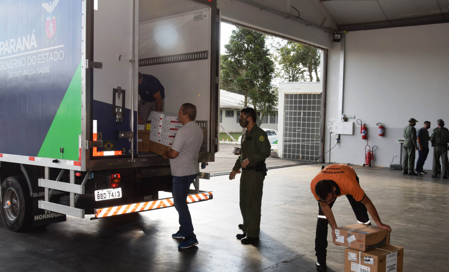 O Governo do Estado realizou mais uma força-tarefa para acelerar o envio de vacinas contra a Covid-19 e medicamentos do kit de intubação para todas as 22 Regionais de Saúde na tarde desta sexta-feira (25). Ao todo foram encaminhadas, por via aérea e terrestre, 307.180 vacinas e 116.083 medicamentos.  -  Curitiba, 25/06/2021  -  Foto: Américo Antonio/SESA