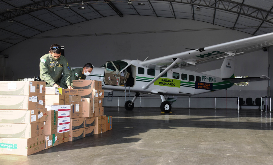 O Governo do Estado realizou mais uma força-tarefa para acelerar o envio de vacinas contra a Covid-19 e medicamentos do kit de intubação para todas as 22 Regionais de Saúde na tarde desta sexta-feira (25). Ao todo foram encaminhadas, por via aérea e terrestre, 307.180 vacinas e 116.083 medicamentos.  -  Curitiba, 25/06/2021  -  Foto: Américo Antonio/SESA