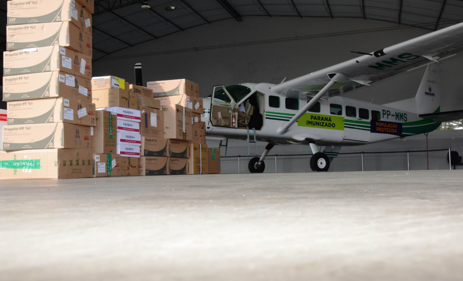 O Governo do Estado realizou mais uma força-tarefa para acelerar o envio de vacinas contra a Covid-19 e medicamentos do kit de intubação para todas as 22 Regionais de Saúde na tarde desta sexta-feira (25). Ao todo foram encaminhadas, por via aérea e terrestre, 307.180 vacinas e 116.083 medicamentos. - Curitiba, 25/06/2021 - Foto: Américo Antonio/SESA