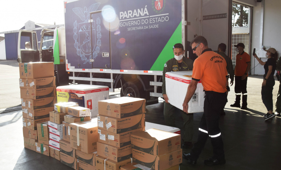 O Governo do Estado realizou mais uma força-tarefa para acelerar o envio de vacinas contra a Covid-19 e medicamentos do kit de intubação para todas as 22 Regionais de Saúde na tarde desta sexta-feira (25). Ao todo foram encaminhadas, por via aérea e terrestre, 307.180 vacinas e 116.083 medicamentos. - Curitiba, 25/06/2021 - Foto: Américo Antonio/SESA