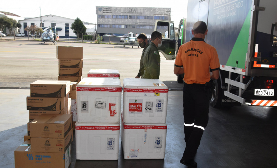O Governo do Estado realizou mais uma força-tarefa para acelerar o envio de vacinas contra a Covid-19 e medicamentos do kit de intubação para todas as 22 Regionais de Saúde na tarde desta sexta-feira (25). Ao todo foram encaminhadas, por via aérea e terrestre, 307.180 vacinas e 116.083 medicamentos. - Curitiba, 25/06/2021 - Foto: Américo Antonio/SESA