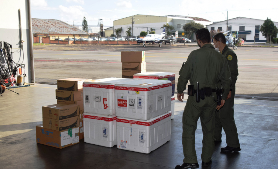 O Governo do Estado realizou mais uma força-tarefa para acelerar o envio de vacinas contra a Covid-19 e medicamentos do kit de intubação para todas as 22 Regionais de Saúde na tarde desta sexta-feira (25). Ao todo foram encaminhadas, por via aérea e terrestre, 307.180 vacinas e 116.083 medicamentos. - Curitiba, 25/06/2021 - Foto: Américo Antonio/SESA