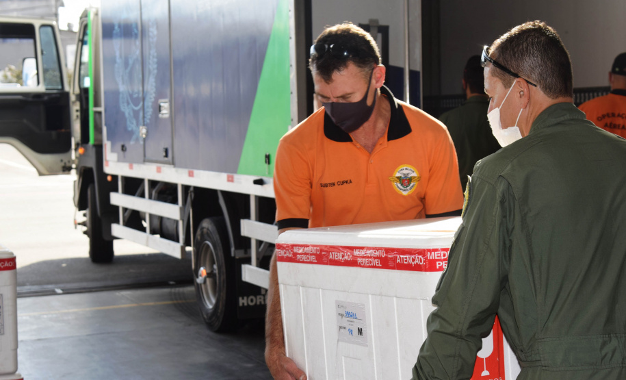 O Governo do Estado realizou mais uma força-tarefa para acelerar o envio de vacinas contra a Covid-19 e medicamentos do kit de intubação para todas as 22 Regionais de Saúde na tarde desta sexta-feira (25). Ao todo foram encaminhadas, por via aérea e terrestre, 307.180 vacinas e 116.083 medicamentos. - Curitiba, 25/06/2021 - Foto: Américo Antonio/SESA