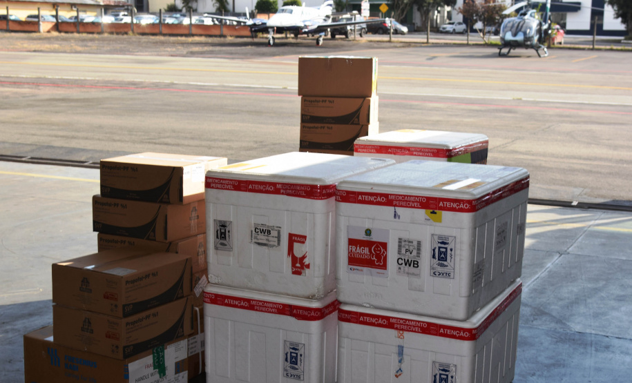 O Governo do Estado realizou mais uma força-tarefa para acelerar o envio de vacinas contra a Covid-19 e medicamentos do kit de intubação para todas as 22 Regionais de Saúde na tarde desta sexta-feira (25). Ao todo foram encaminhadas, por via aérea e terrestre, 307.180 vacinas e 116.083 medicamentos. - Curitiba, 25/06/2021 - Foto: Américo Antonio/SESA