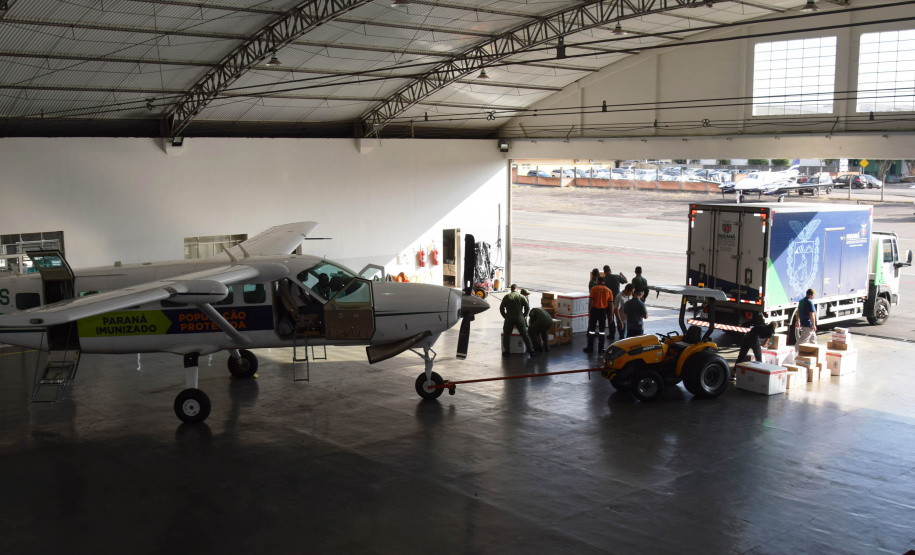 O Governo do Estado realizou mais uma força-tarefa para acelerar o envio de vacinas contra a Covid-19 e medicamentos do kit de intubação para todas as 22 Regionais de Saúde na tarde desta sexta-feira (25). Ao todo foram encaminhadas, por via aérea e terrestre, 307.180 vacinas e 116.083 medicamentos. - Curitiba, 25/06/2021 - Foto: Américo Antonio/SESA