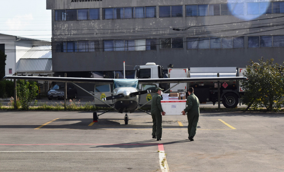 O Governo do Estado realizou mais uma força-tarefa para acelerar o envio de vacinas contra a Covid-19 e medicamentos do kit de intubação para todas as 22 Regionais de Saúde na tarde desta sexta-feira (25). Ao todo foram encaminhadas, por via aérea e terrestre, 307.180 vacinas e 116.083 medicamentos. - Curitiba, 25/06/2021 - Foto: Américo Antonio/SESA