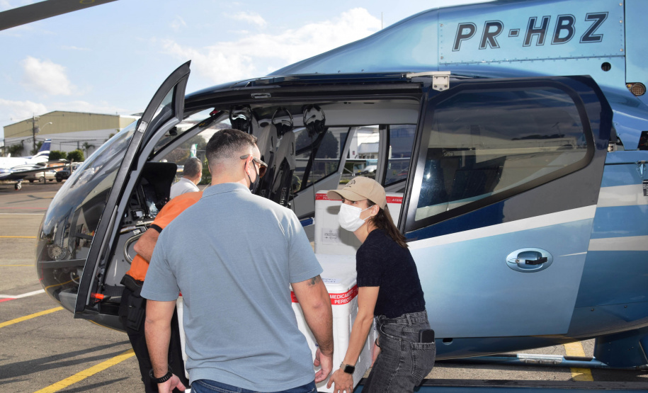 O Governo do Estado realizou mais uma força-tarefa para acelerar o envio de vacinas contra a Covid-19 e medicamentos do kit de intubação para todas as 22 Regionais de Saúde na tarde desta sexta-feira (25). Ao todo foram encaminhadas, por via aérea e terrestre, 307.180 vacinas e 116.083 medicamentos. - Curitiba, 25/06/2021 - Foto: Américo Antonio/SESA
