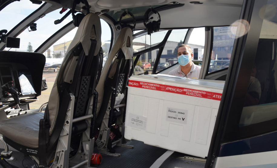 O Governo do Estado realizou mais uma força-tarefa para acelerar o envio de vacinas contra a Covid-19 e medicamentos do kit de intubação para todas as 22 Regionais de Saúde na tarde desta sexta-feira (25). Ao todo foram encaminhadas, por via aérea e terrestre, 307.180 vacinas e 116.083 medicamentos. - Curitiba, 25/06/2021 - Foto: Américo Antonio/SESA