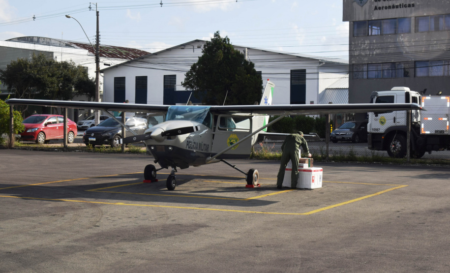 O Governo do Estado realizou mais uma força-tarefa para acelerar o envio de vacinas contra a Covid-19 e medicamentos do kit de intubação para todas as 22 Regionais de Saúde na tarde desta sexta-feira (25). Ao todo foram encaminhadas, por via aérea e terrestre, 307.180 vacinas e 116.083 medicamentos. - Curitiba, 25/06/2021 - Foto: Américo Antonio/SESA