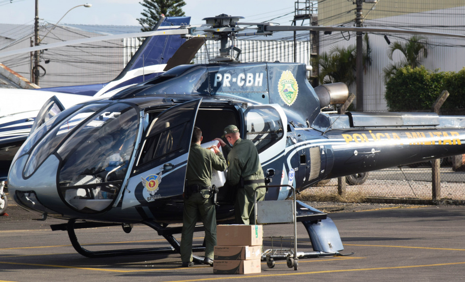 O Governo do Estado realizou mais uma força-tarefa para acelerar o envio de vacinas contra a Covid-19 e medicamentos do kit de intubação para todas as 22 Regionais de Saúde na tarde desta sexta-feira (25). Ao todo foram encaminhadas, por via aérea e terrestre, 307.180 vacinas e 116.083 medicamentos. - Curitiba, 25/06/2021 - Foto: Américo Antonio/SESA