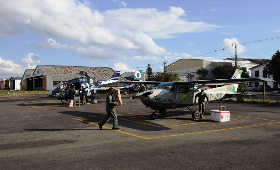 O Governo do Estado realizou mais uma força-tarefa para acelerar o envio de vacinas contra a Covid-19 e medicamentos do kit de intubação para todas as 22 Regionais de Saúde na tarde desta sexta-feira (25). Ao todo foram encaminhadas, por via aérea e terrestre, 307.180 vacinas e 116.083 medicamentos. - Curitiba, 25/06/2021 - Foto: Américo Antonio/SESA