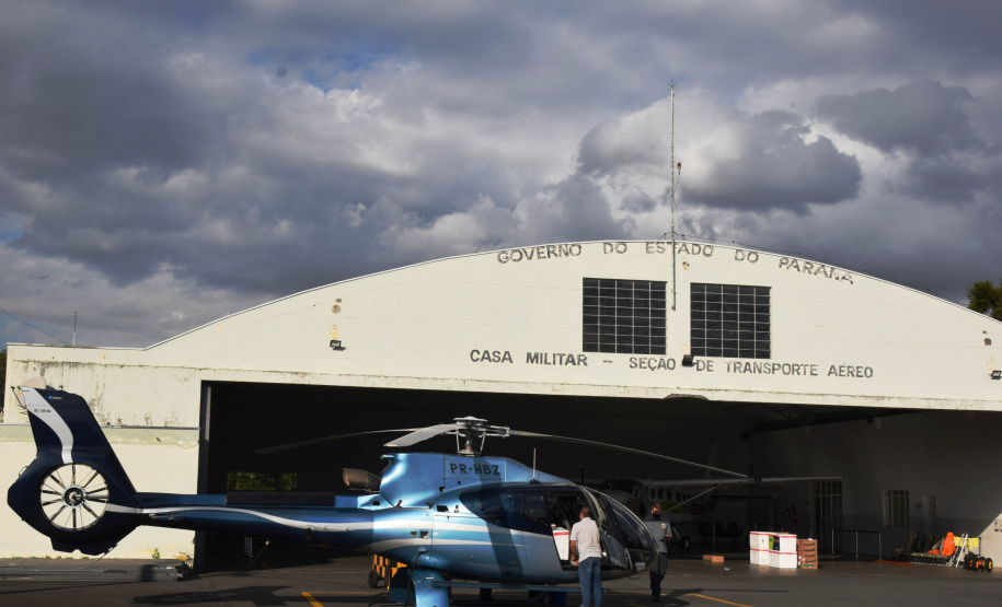 O Governo do Estado realizou mais uma força-tarefa para acelerar o envio de vacinas contra a Covid-19 e medicamentos do kit de intubação para todas as 22 Regionais de Saúde na tarde desta sexta-feira (25). Ao todo foram encaminhadas, por via aérea e terrestre, 307.180 vacinas e 116.083 medicamentos. - Curitiba, 25/06/2021 - Foto: Américo Antonio/SESA