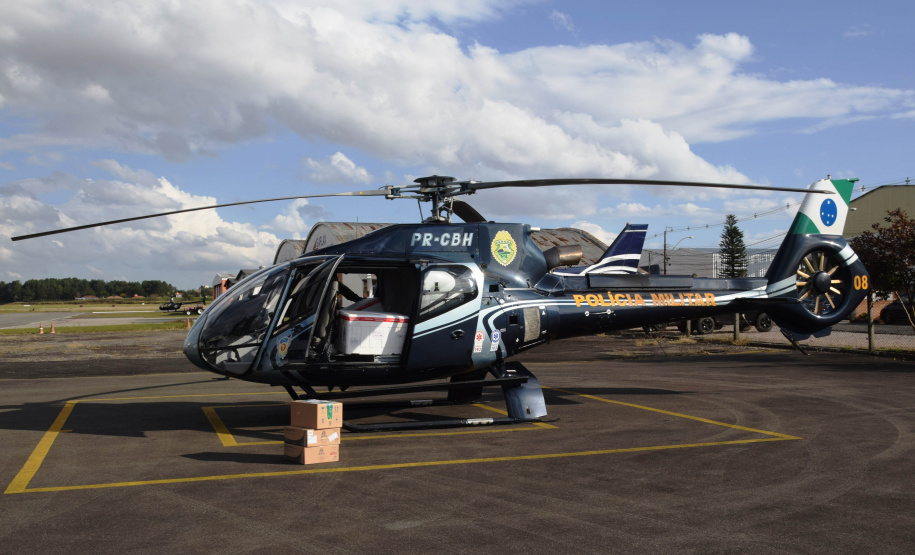 O Governo do Estado realizou mais uma força-tarefa para acelerar o envio de vacinas contra a Covid-19 e medicamentos do kit de intubação para todas as 22 Regionais de Saúde na tarde desta sexta-feira (25). Ao todo foram encaminhadas, por via aérea e terrestre, 307.180 vacinas e 116.083 medicamentos. - Curitiba, 25/06/2021 - Foto: Américo Antonio/SESA