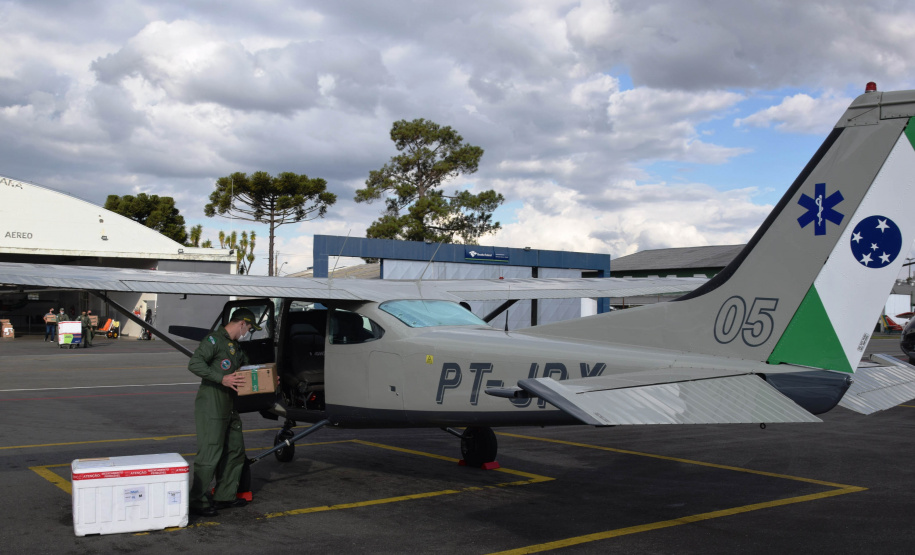 O Governo do Estado realizou mais uma força-tarefa para acelerar o envio de vacinas contra a Covid-19 e medicamentos do kit de intubação para todas as 22 Regionais de Saúde na tarde desta sexta-feira (25). Ao todo foram encaminhadas, por via aérea e terrestre, 307.180 vacinas e 116.083 medicamentos. - Curitiba, 25/06/2021 - Foto: Américo Antonio/SESA