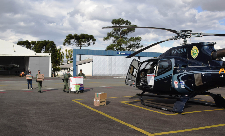 O Governo do Estado realizou mais uma força-tarefa para acelerar o envio de vacinas contra a Covid-19 e medicamentos do kit de intubação para todas as 22 Regionais de Saúde na tarde desta sexta-feira (25). Ao todo foram encaminhadas, por via aérea e terrestre, 307.180 vacinas e 116.083 medicamentos. - Curitiba, 25/06/2021 - Foto: Américo Antonio/SESA