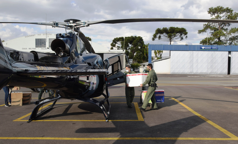 O Governo do Estado realizou mais uma força-tarefa para acelerar o envio de vacinas contra a Covid-19 e medicamentos do kit de intubação para todas as 22 Regionais de Saúde na tarde desta sexta-feira (25). Ao todo foram encaminhadas, por via aérea e terrestre, 307.180 vacinas e 116.083 medicamentos. - Curitiba, 25/06/2021 - Foto: Américo Antonio/SESA