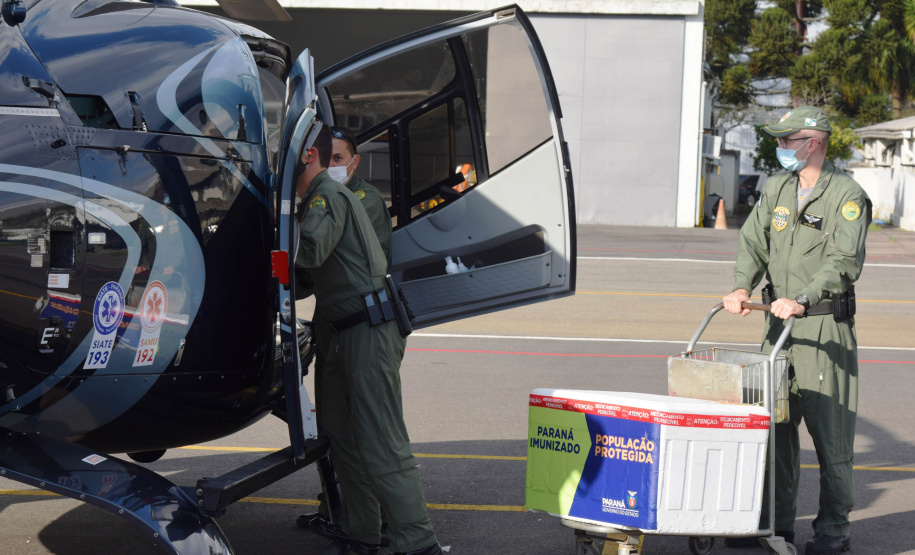 O Governo do Estado realizou mais uma força-tarefa para acelerar o envio de vacinas contra a Covid-19 e medicamentos do kit de intubação para todas as 22 Regionais de Saúde na tarde desta sexta-feira (25). Ao todo foram encaminhadas, por via aérea e terrestre, 307.180 vacinas e 116.083 medicamentos. - Curitiba, 25/06/2021 - Foto: Américo Antonio/SESA